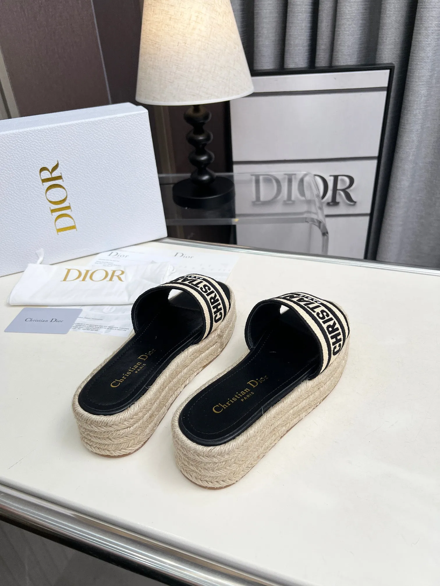 👟👟Ex-factory price 420👟👟 Dior's new spring and summer IVIETA DWAY jelly-colored flat-soled one-slip women's shoes with CD letter logo three-dimensional embroidery thick-soled round-toe open-toe slippers. The original version is developed to be the top version on the market. It feels soft and delicate on the feet and is extremely comfortable. Material: Upper imported raffia electric embroidery high-temperature water-soluble cotton technical fabric + water-dyed cowhide foot pad lining + original consistent combination outsole Outsole: original outsole Size: 35-42 (40.41.42 custom-made, non-refundable and non-exchangeable)